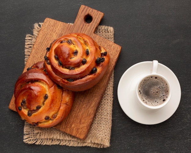 Free photo homemade bagels and coffee top view