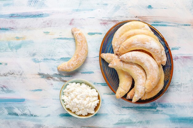 Домашнее печенье в форме банана с творожной начинкой.