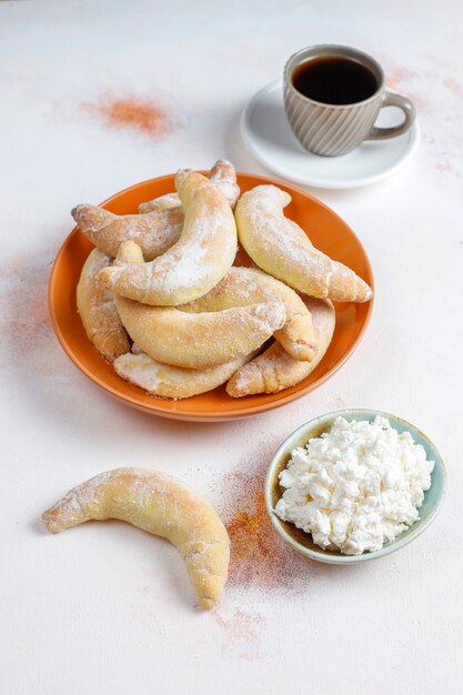 Домашнее печенье в форме банана с творожной начинкой.
