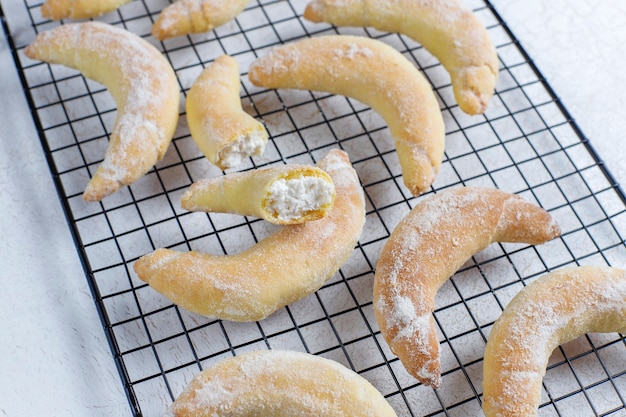 Foto gratuita biscotti fatti in casa a forma di banana con ripieno di ricotta.