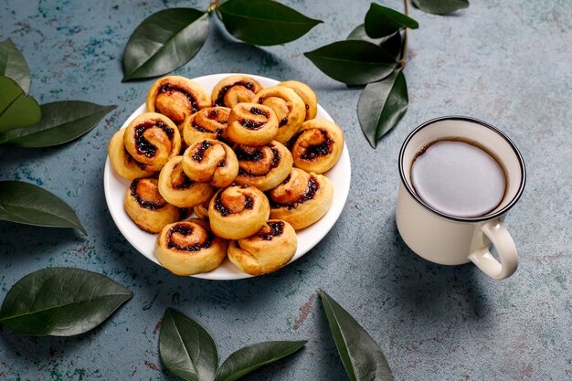 Biscotti riempiti marmellata di bacche fatti in casa, vista dall'alto