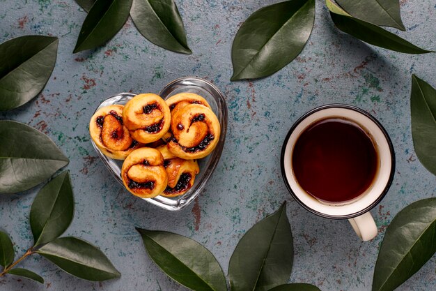 Biscotti riempiti marmellata di bacche fatti in casa, vista dall'alto