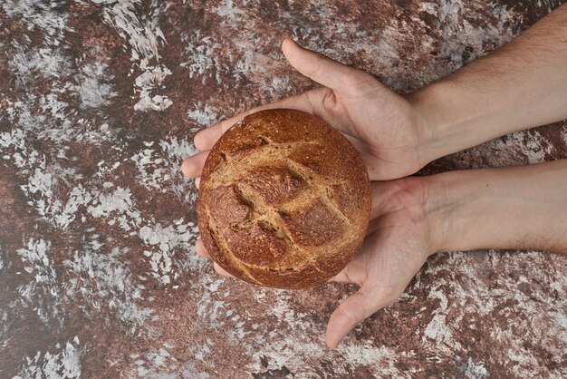 요리사의 손에 직접 만든 빵.