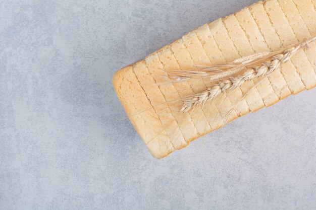 小麦と石の表面に自家製パンのスライス