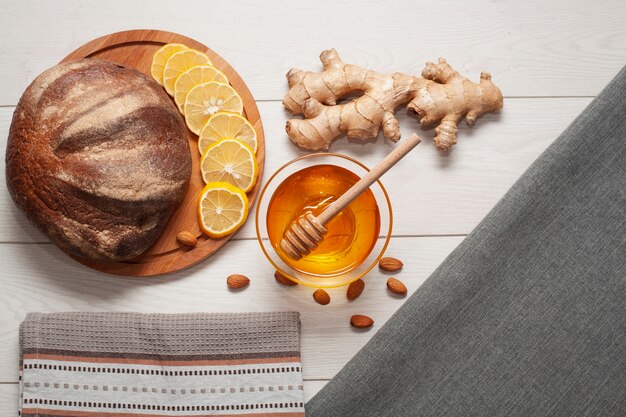 Free photo homemade bread with ginger and honey