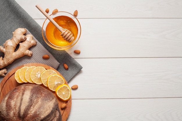 Free photo homemade bread with honey and ginger