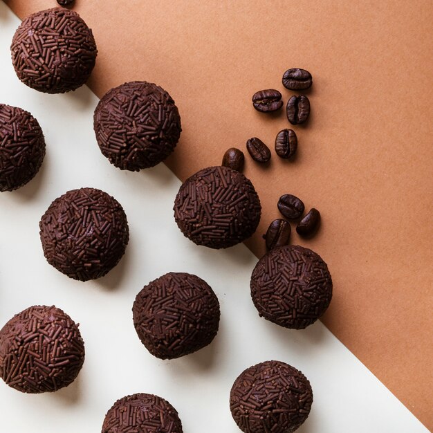 二重の背景でコーヒー豆と自家製のbrigadeiro