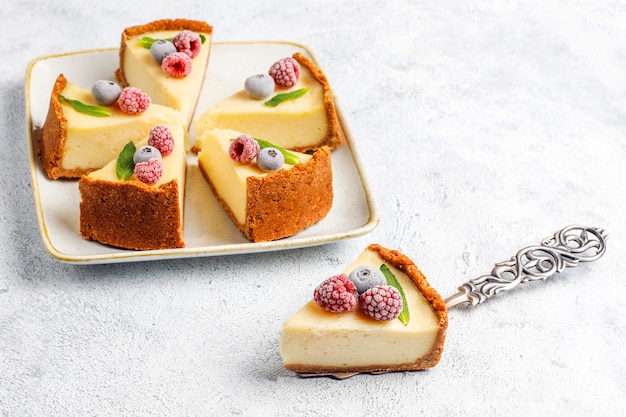 Foto gratuita cheesecake fatta in casa con frutti di bosco congelati e menta