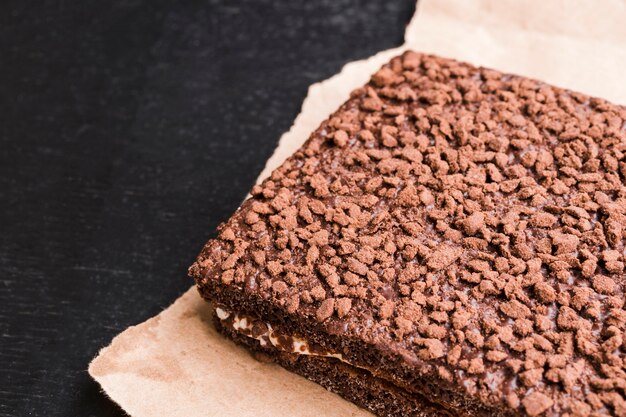 Foto gratuita torta di cioccolata fatta in casa su carta artigianale