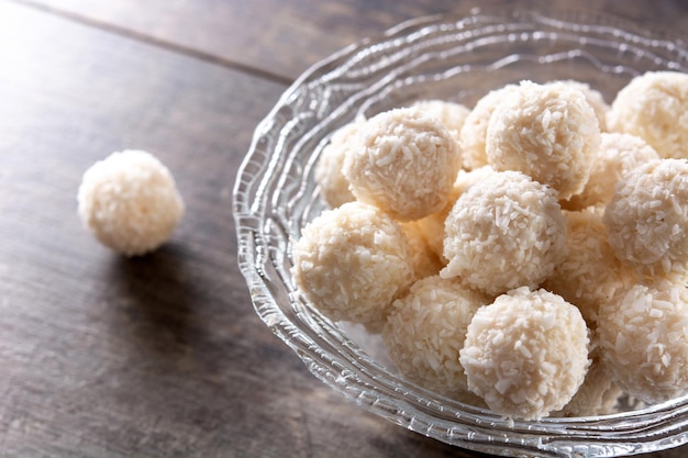 Palline di cocco fatte in casa su un tavolo di legno