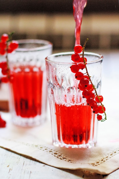 Холодный ягодный напиток из красной смородины