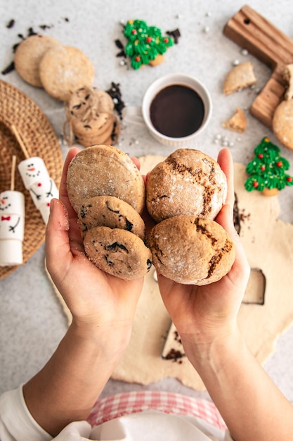 Foto gratuita biscotti fatti in casa nelle mani delle donne, cottura di natale, vista dall'alto