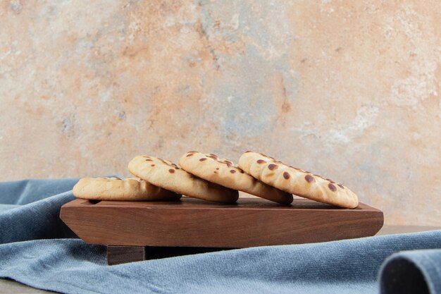 木の板にチョコレートを詰めた自家製クッキー