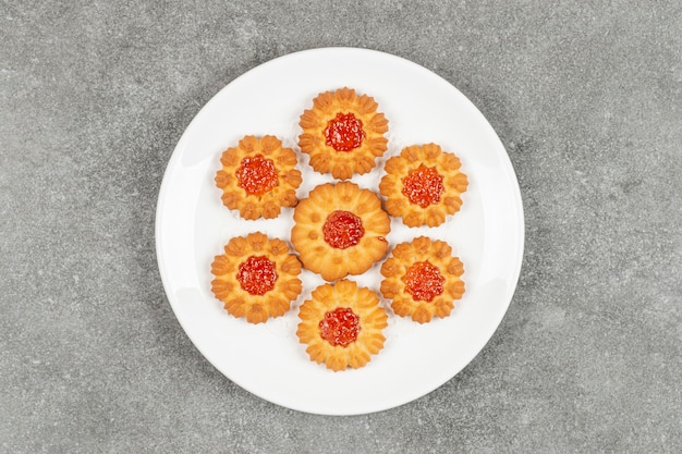 Free photo homemade cookies with jelly on white plate