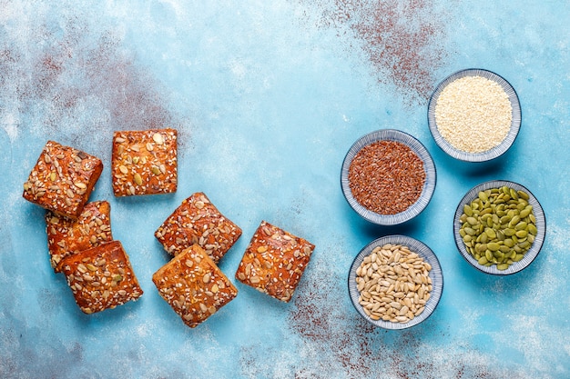 Foto gratuita biscotti croccanti fatti in casa con semi di sesamo, farina d'avena, zucca e girasole.