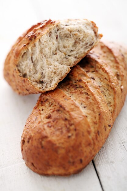 Домашний хрустящий хлеб с зернами