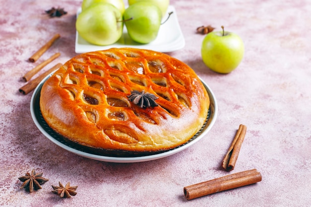 Deliziosa torta di mele fatta in casa con marmellata.