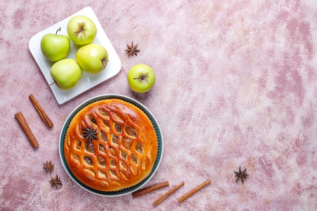 Бесплатное фото Домашний вкусный яблочный пирог с джемом.