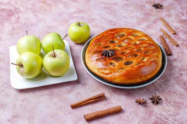 Torta di mele deliziosa fatta in casa con marmellata.