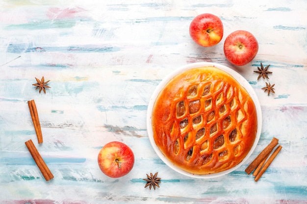 Torta di mele deliziosa fatta in casa con marmellata.