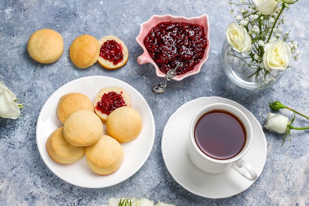 Домашнее вкусное печенье с малиновым вареньем, вид сверху