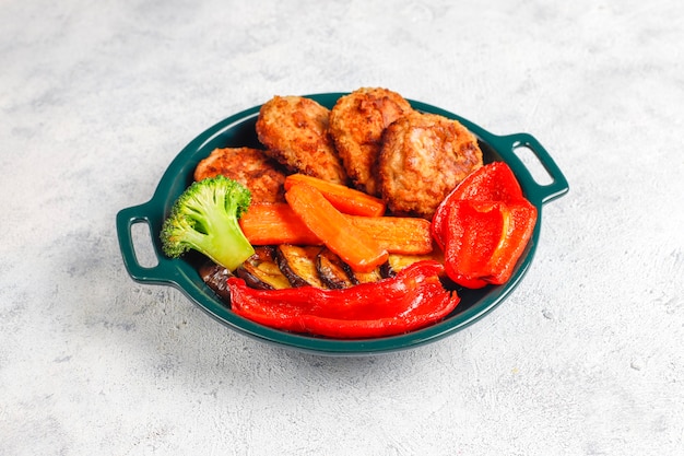 Free photo homemade delicious cutlets with roasted vegetables.