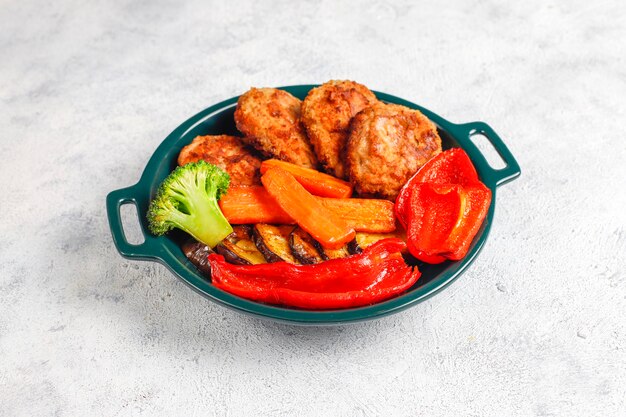 구운 야채로 만든 맛있는 커틀릿.