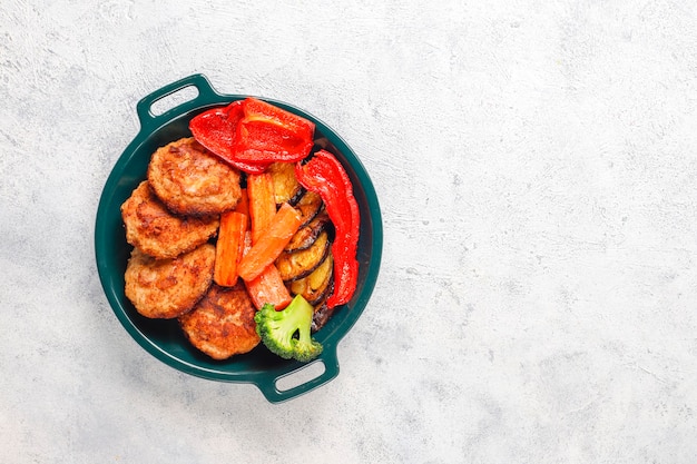 Free photo homemade delicious cutlets with roasted vegetables.