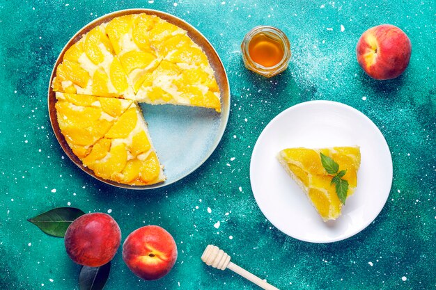 Домашний вкусный французский десертный пирог татин с персиками.