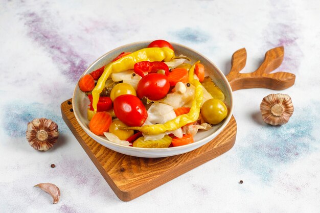 수제 맛있고 유기농 혼합 피클.