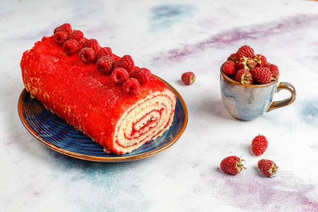 無料写真 自家製のおいしいラズベリー ロール ケーキ。