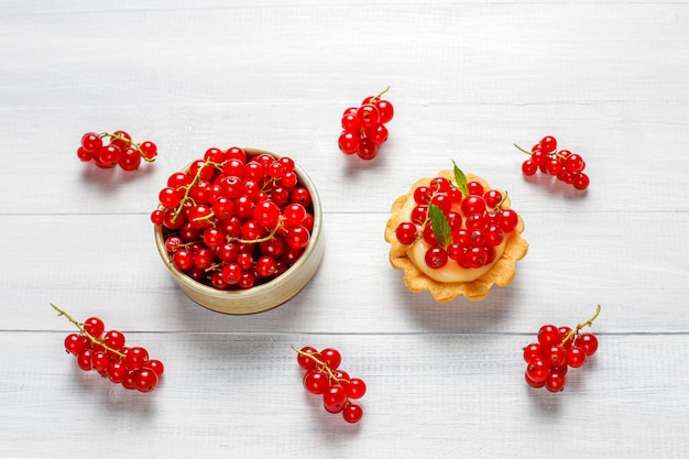 Tartellette rustiche fatte in casa deliziose bacche estive.