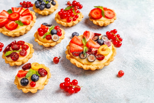 Free photo homemade delicious rustic summer berry tartles.