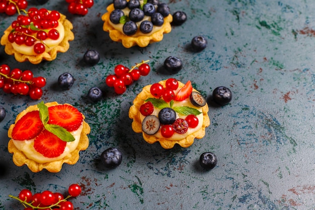 Tartellette rustiche fatte in casa deliziose bacche estive.