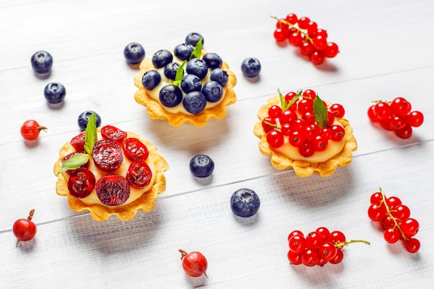 Бесплатное фото Домашние вкусные деревенские летние ягодные тарталетки