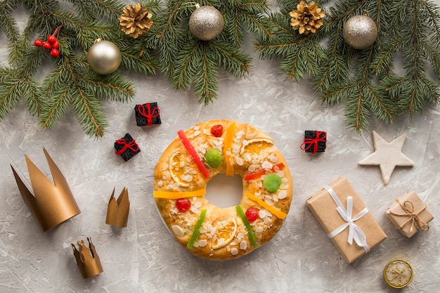 Foto gratuita corone e regali fatti in casa da dessert dell'epifania