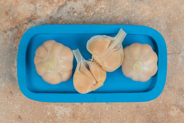 파란색 접시에 직접 만든 발효 마늘