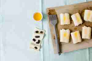 Бесплатное фото Сладкое домашнее слоеное тесто на деревянной разделочной доске