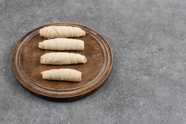 木の板に自家製の新鮮なおいしいクッキー