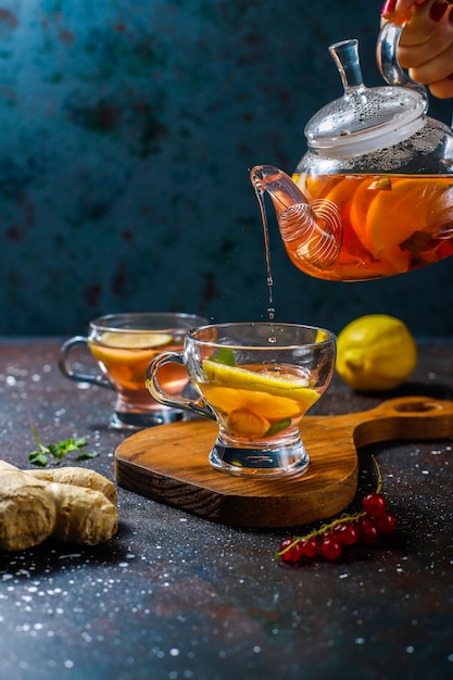 Бесплатное фото Домашний фруктово-ягодный чай с мятой.