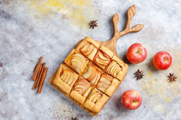 무료 사진 사과와 계피를 곁들인 수제 galette.