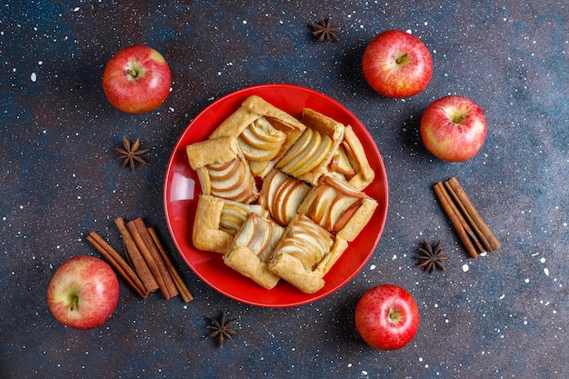 Домашний галет с яблоками и корицей.