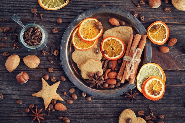 木製​の​背景​に​自家製​ジンジャーブレッドクッキー​、​スパイス​、​装飾​。​季節​の​休日​の​コンセプト​。
