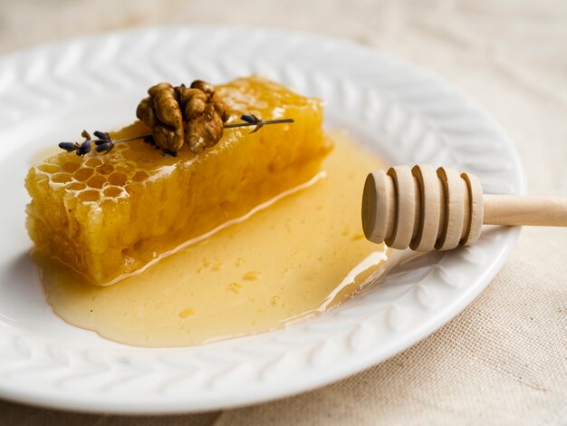 Домашний мед на тарелке крупным планом