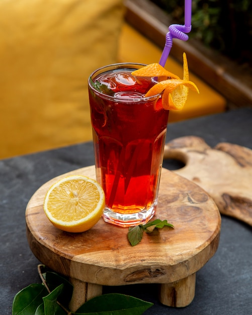 Tè freddo fatto in casa con contorno di limone