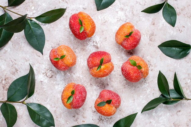 Foto gratuita biscotti italiani fatti in casa alla pesca ripieni di crema, vista dall'alto