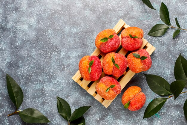 Бесплатное фото Домашнее итальянское персиковое печенье в кремовой начинке, вид сверху