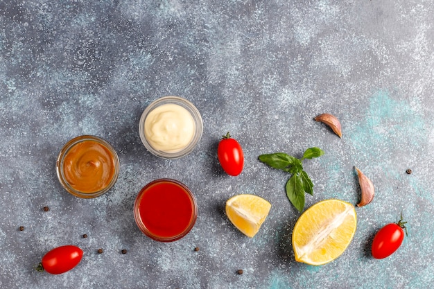 Ketchup fatto in casa, senape e salsa di maionese.