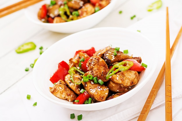고추와 야채와 함께 만든 쿵 파오 치킨입니다. 중국 음식. 볶음.