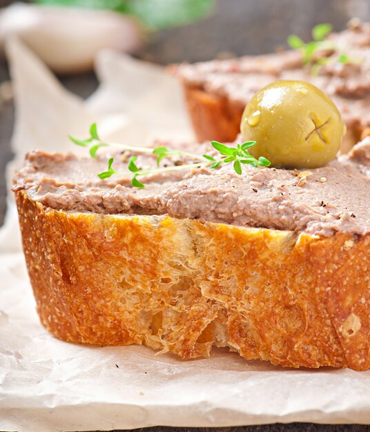 Free photo homemade meat snack chicken liver pate with savory and olives